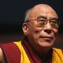 A Dalai Láma, a tibeti spirituális vezető újságírók előtt beszél az Igazság Fénye Díj átadásán Berlinben, 2005. június 16-án 