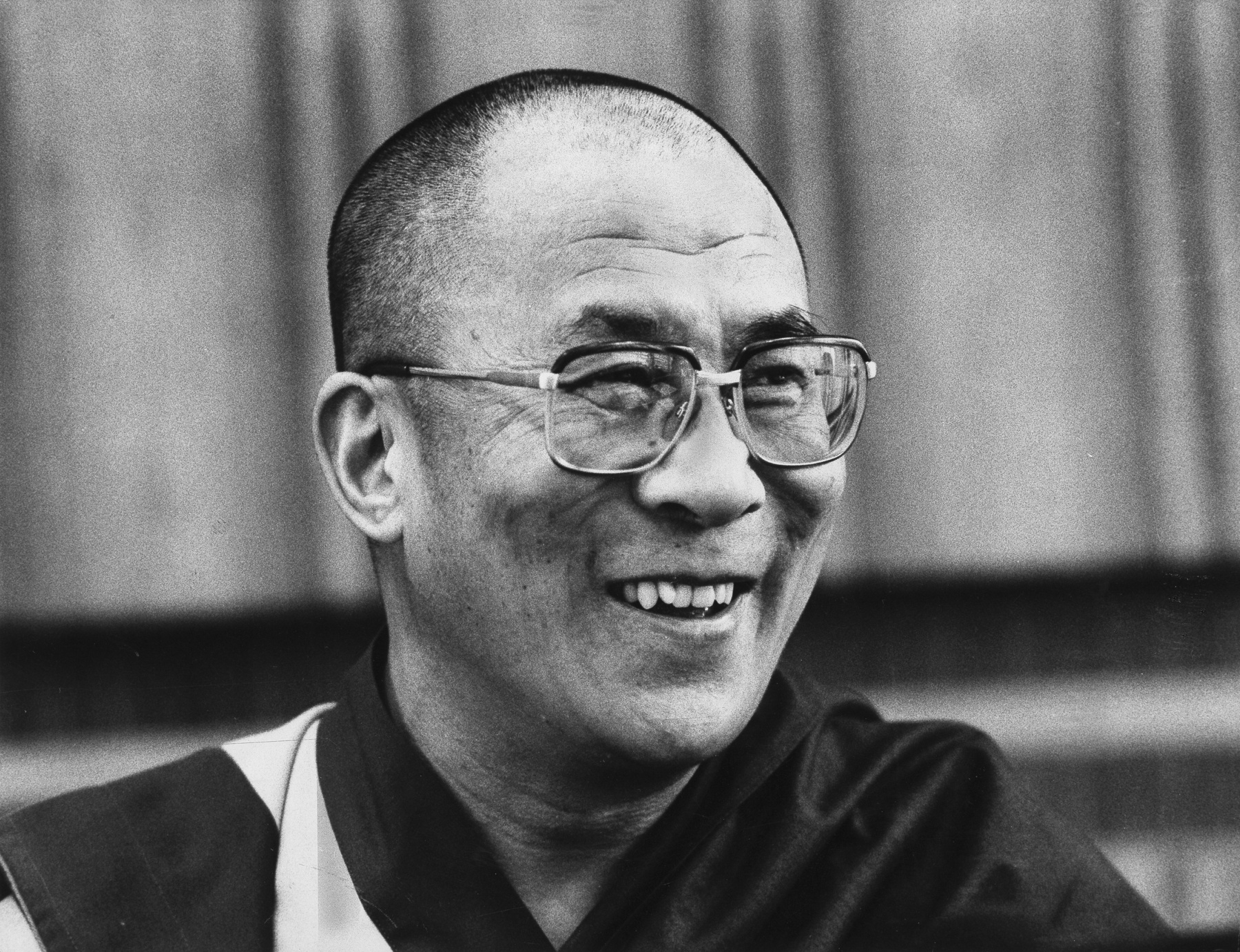 A tibeti spirituális vezető, a 14. Dalai Láma imát mond a közelgő 90. születésnapja alkalmából rendezett ünnepségen a Tsuglagkhang templomban, Dharamsalában, Indiában 2025. július 05-én