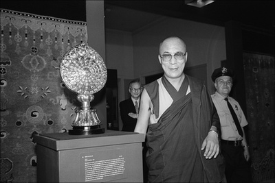 A tibeti spirituális vezető, a 14. Dalai Láma imát mond a közelgő 90. születésnapja alkalmából rendezett ünnepségen a Tsuglagkhang templomban, Dharamsalában, Indiában 2025. július 05-én