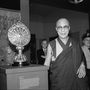 A Dalai Láma portréja, amint egy 18. századi ezüst tibeti buddhista törvénykerékkel pózol Newark, New Jersey 1981. július 27-én