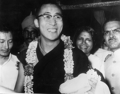 A tibeti spirituális vezető, a 14. Dalai Láma imát mond a közelgő 90. születésnapja alkalmából rendezett ünnepségen a Tsuglagkhang templomban, Dharamsalában, Indiában 2025. július 05-én