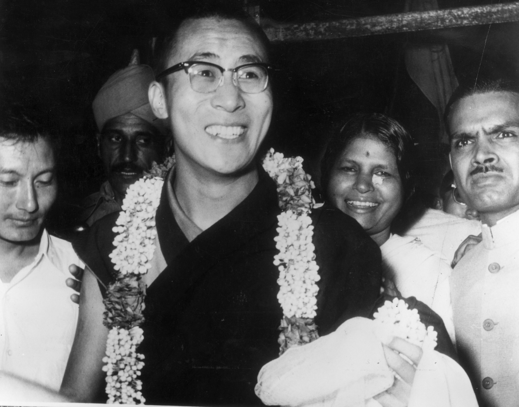 A tibeti spirituális vezető, a 14. Dalai Láma imát mond a közelgő 90. születésnapja alkalmából rendezett ünnepségen a Tsuglagkhang templomban, Dharamsalában, Indiában 2025. július 05-én