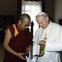 A Dalai Láma, Tibet száműzetésben élő szellemi vezetője II. János Pál pápával látható a Vatikánban tartott audiencia során 1982-ben