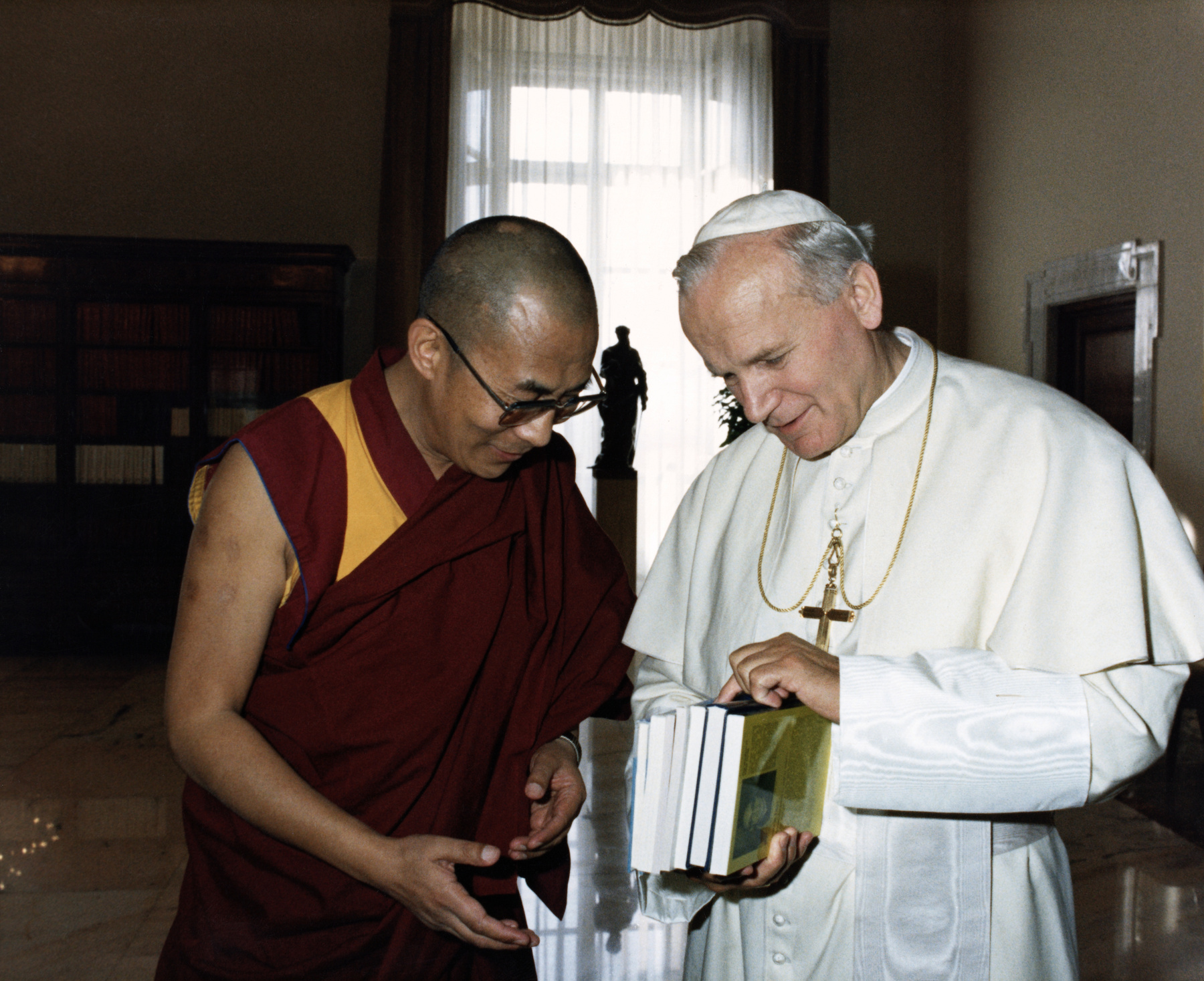 A tibeti spirituális vezető, a 14. Dalai Láma imát mond a közelgő 90. születésnapja alkalmából rendezett ünnepségen a Tsuglagkhang templomban, Dharamsalában, Indiában 2025. július 05-én