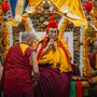 A tibeti spirituális vezető, a 14. Dalai Láma imát mond a közelgő 90. születésnapja alkalmából rendezett ünnepségen a Tsuglagkhang templomban, Dharamsalában, Indiában 2025. július 05-én