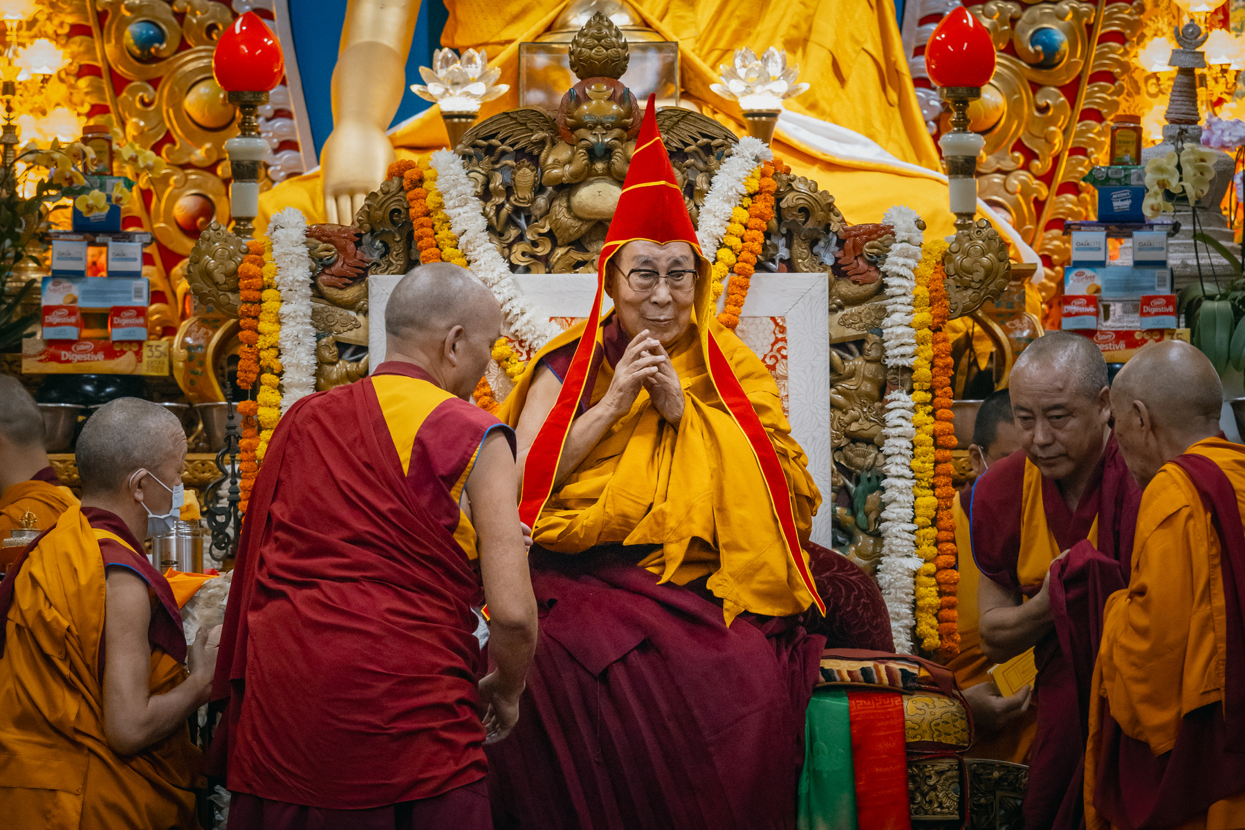 A tibeti spirituális vezető, a 14. Dalai Láma imát mond a közelgő 90. születésnapja alkalmából rendezett ünnepségen a Tsuglagkhang templomban, Dharamsalában, Indiában 2025. július 05-én
