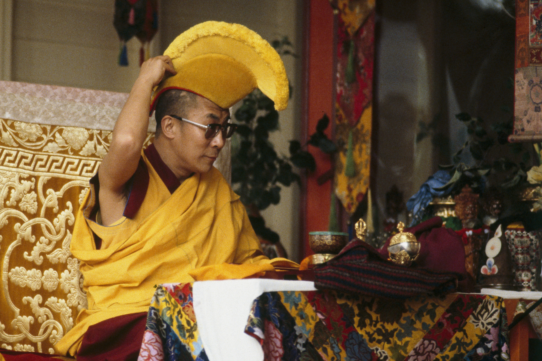 A tibeti spirituális vezető, a 14. Dalai Láma imát mond a közelgő 90. születésnapja alkalmából rendezett ünnepségen a Tsuglagkhang templomban, Dharamsalában, Indiában 2025. július 05-én