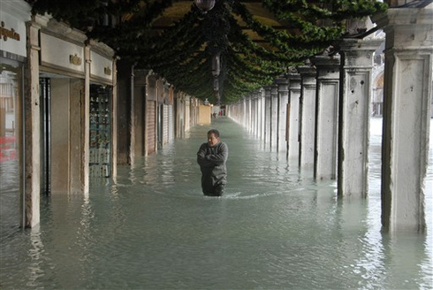 A város cölöpökre épített részeiben, ezen belül a Szent Márk tér környékén, már délelőtt víz borította az utcákat. 