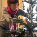 Kövér Annamária textíltervező művész díszíti a karácsonyfát
