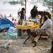 Mindennapi életünk, egyedi - 2. díj. Vasárnapi piknik, Mozambik.
 Fotó: Joan Bardeletti, Franciaország.