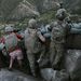 Emberek a hírekben, egyedi - 2. díj. Amerikai katonák viszonozzák tálib lázadók tüzét az afganisztáni Korengal-völgy egyik harcálláspontjánál, május 11-én.
Fotó: David Guttenfelder, USA, The Associated Press
