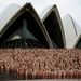 Több mint 5000 ember vett részt azon a fotózáson, amelyet az ausztráliai Sydney híres operaházánál tartottak hétfőn. 
