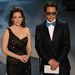 Tina Fey és Robert Downey Jr. bejelentik a legjobb forgatókönyv díj győztesét.