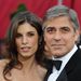 George Clooney és Elisabetta Canalis fényképezkednek a Kodak Theater előtt.