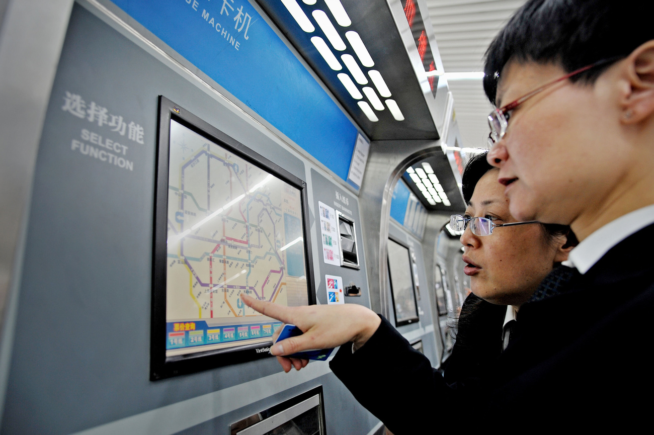 
Az expóparkhoz vezető sanghaji 8-as metró vonalon a sanghajiak rendkívüli tömegre panaszkodtak, a szerelvények ajtóit többszöri kísérletre is alig tudták bezárni, előfordult, hogy a vonat az állomások között is megállásra kényszerült. A fennakadások miatt a menetidő kedden reggel az állomások között megduplázódott. 