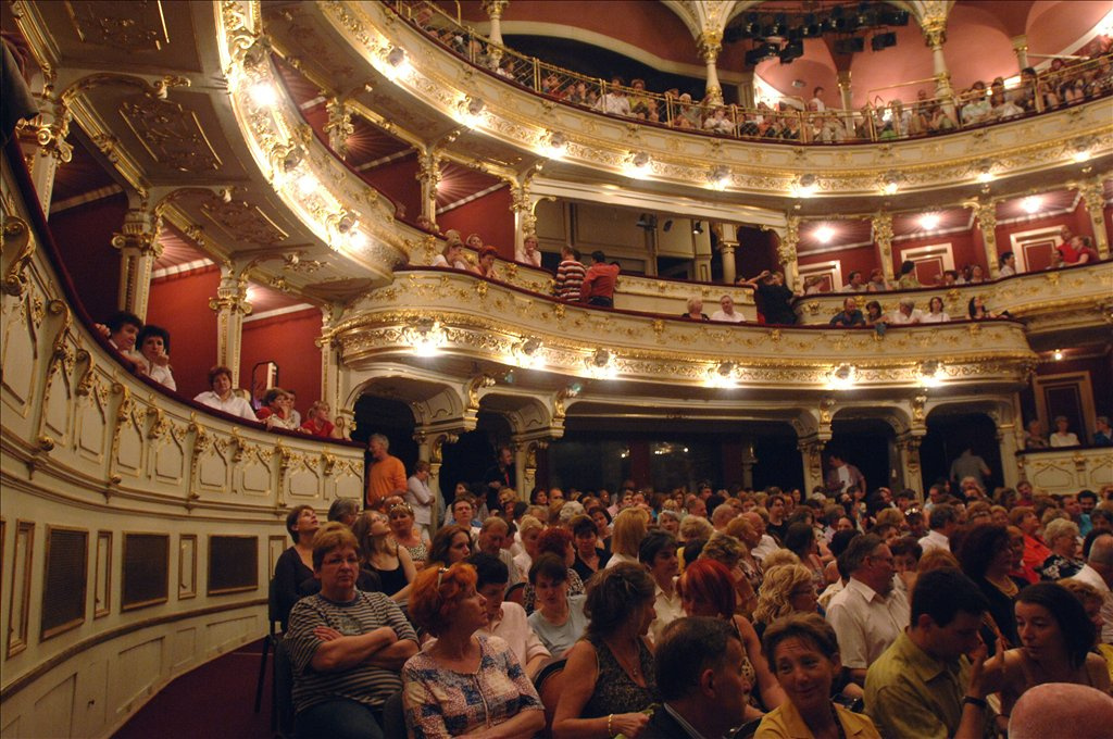 Básti Juli és Kern András a budapesti Centrál színház társulata által előadott  88. utca foglyai című darabban
