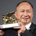 John Woo hongkongi filmrendező az életművéért odaítélt Arany Oroszlánt fogja a 67. Velencei Filmfesztiválon tartott átadási ünnepségen 2010. szeptember 3-án