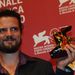 Seren Yuce török rendező a Jövő Oroszlánja díjjal, amit Cogonluk (Többség) című filmjével érdemelt ki