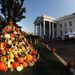 Különböző méretű és formájú dísztököket gyűjtöttek kupacba a washingtoni Fehér Ház északi bejárata előtt a 2010. október 31-én megrendezésre kerülő halloween-partira készülve. 