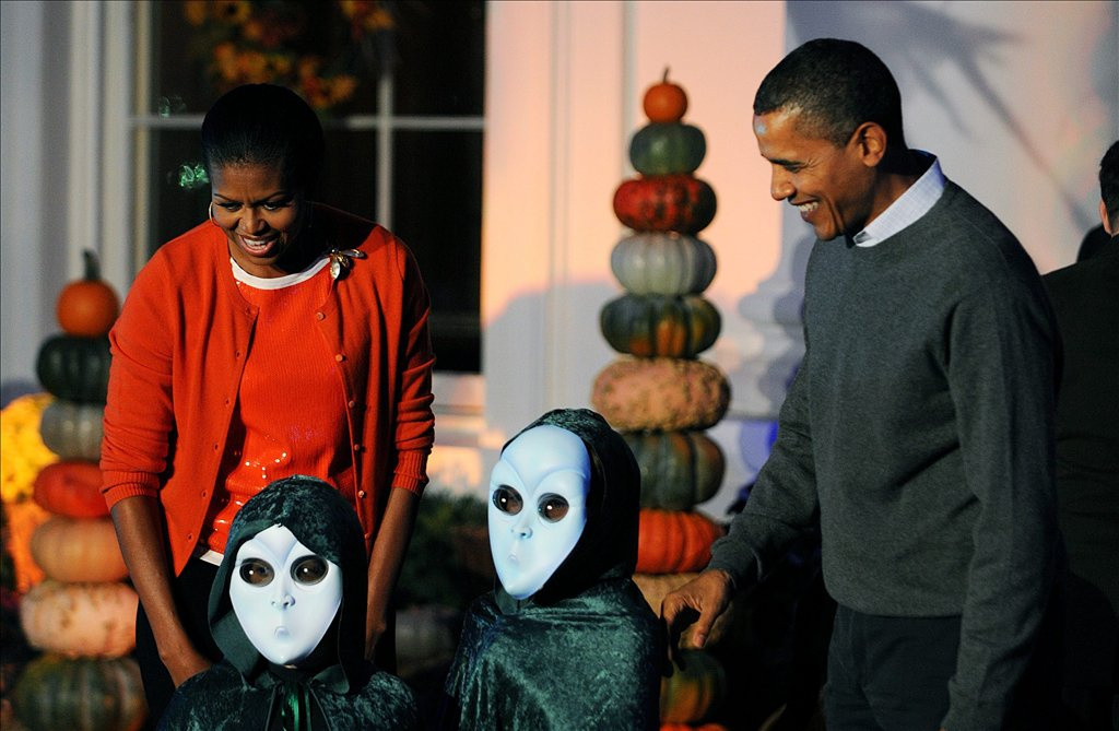 Különböző méretű és formájú dísztököket gyűjtöttek kupacba a washingtoni Fehér Ház északi bejárata előtt a 2010. október 31-én megrendezésre kerülő halloween-partira készülve. 