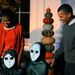 Barack Obama amerikai elnök és neje, Michelle Obama cukorkát gyűjtő gyerekeket fogad a washingtoni Fehér Házban rendezett halloween-partin 2010. október 31-én. A kelta kultúrából eredő halloween a boszorkányok, kísértetek és egyéb szellemek ünnepe, amelyet minden évben október 31-én, mindenszentek előestéjén ünnepelnek. 
