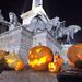Világító halloween tökök a Hősök terén lévő a Millenniumi emlékmű talapzatán a Töklámpás fesztiválon.
