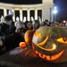 Halloween  tököt fényképeznek október 31-én a nézők a Hősök terén megrendezett Töklámpás fesztiválon, ahova mindenki elhozhatta az általa kifaragott dísztököt Mindenszentek előestéjén. 