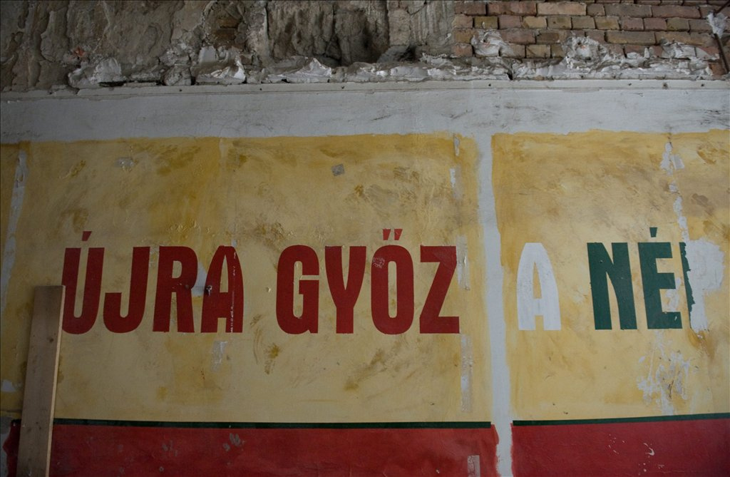 Egy megmaradt felirat a Pesti Vigadó épületében.