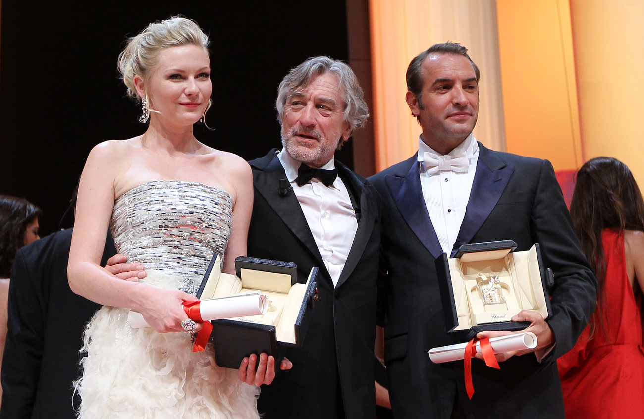 Kirsten Dunst és Jean Dujardin fogja közre Robert De Nirót.
