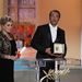 Catherine Deneuve adja át a legjobb férfi színésznek járó díjat az Artist főszereplőjének, Jean Dujardinnek.