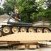 Futó az amerikai pavilon előtt, egy igazi tankból szerkesztett futópadon