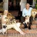 Beverly Hills-i otthonában 2002-ben feleségével, Shera Danese-szel és kutyáival