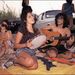 Bár a hetvenes-nyolcvanas években hanyatlani kezdett és szinte teljesen vissza is szorult a hippikultúra, a világ egyes részein, így például Izraelben, Indiában sokáig - helyenként máig - megmaradtak hippi közösségek. A kép az izraeli  Bnot Yaakov Bridge Teliholdfény fesztiválon készült 1989 augusztusában.