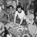 A hippi mozgalom pár év alatt szinte a világ minden tájára eljutott. 1973-ban Moammer Kadhafi, líbia első számú vezetője (a kép bal szélén) brit hippiket fogadott Tripoliban.