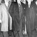 1932. május. Capone a chicagói sheriff, Henry C.W. Laubenheimer kíséretében az atlantai börtönbe tart. A képen nem látszik, de Capone bal keze Laubenheimer jobb kezéhez van bilincselve.