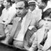 1931. Capone fiával Sonnyval egy munkanélküliek javára rendezett jótékonysági baseballmeccsen, Chicagóban. A gengsztervezér bal orcáján jól látható az a két fiatalkori, kocsmai verekedésből származó sebhely, amiről gúnynevét kapta. 