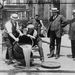Jellegzetes képek az szesztilalom és az azt kísérő bűnözés Amerikájából, Capone korszakából. Csatornában végzi az illegális szesz. New York, 1921. körül. 