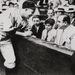 1931. szeptember 9., Chicago, Comiskey Park, ugyancsak baseball mérkőzés. Gabby Hartnett egy labdát dedikál az ifjabb Al Caponénak. A fiú mellett Roland Libonati, Illinois állam egyik demokratapárti képviselője.