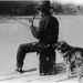 Hooch Hound (kb Szeszkazán), a szeszkereső kutya kiszagolja a horgász farzsebébe rejtett szajrét. 1922-es rendőrségi illusztrációs fotó. 