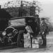 1922. november 16. Rendőrök állnak szeszcsempészek karambolos autója mellett. 