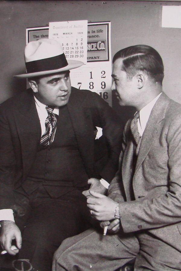 A Gengszterkorzóban többek között Capone szeszcsempészeti törekvéseinek kibontakozását követhetik figyelemmel a nézők.