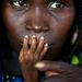 2005. A súlyosan alultáplált Alassa Galisou édesanyja, Fatou Ousseini arcába kapaszokdik.