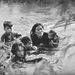 1965. Anya és gyermekei a bombázás elől menekülnek a folyón keresztül. Falujukat az Amerikai Légierő kiürítette, mert feltételezésük szerint a Vietkong használta bázisként