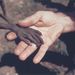 1980. Éhező fiú és misszionárius keze, Uganda.