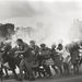 1977. Könnygázzal oszlatják fel a házaik lerombolása ellen tüntető tömeget Fokvárosban