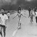 1972. Phan Thi Kim Phuc (középen) és más gyermekek menekülés közben. A Dél-Vietnámi légierő tévedésből saját települései ellen intézett napalmtámadást.