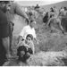 2002. Apja nadrágját szorítja magához egy örmény fiú, miközben háta mögött a földrengés áldozatainak sírjait ássák.