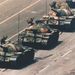1989. Demonstrátor néz farkasszemet tankokkal a pekingi Tienanmen téren, miután a kínai Néphadsereg a demokratikus reformokat követelő tüntetések véres elfojtása mellett döntött.