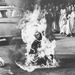 1963. Thich Quang Du buddhista szerzetes a Dél-Vietnámi buddhisták üldöztetése elleni tiltakozásul gyújtja fel magát.