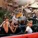 2006. Fiatal libanoniak kocsikáznak Bejrút Haret Hreik negyedében, amit aznap ért bombatámadás. 